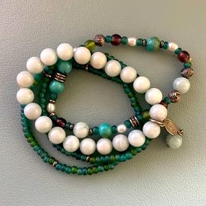 Lot of turquoise colored elastic bracelets - good condition